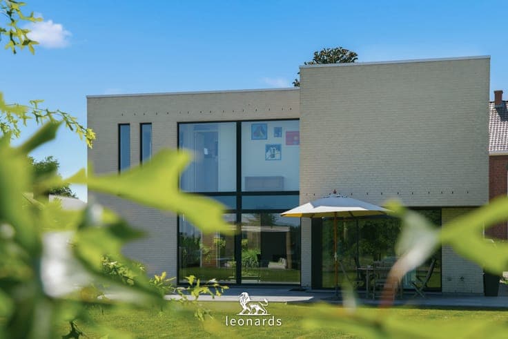 Modern villa with 4 bedrooms and open countryside views