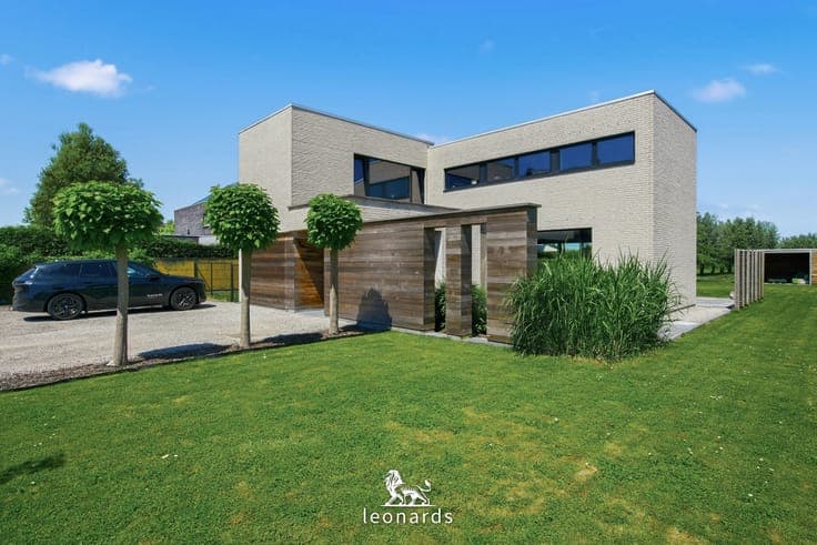 Modern villa with 4 bedrooms and open countryside views