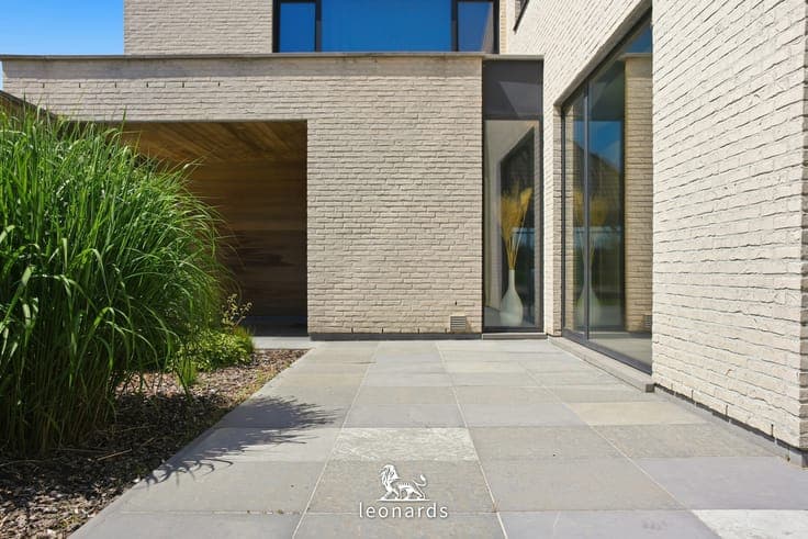 Modern villa with 4 bedrooms and open countryside views