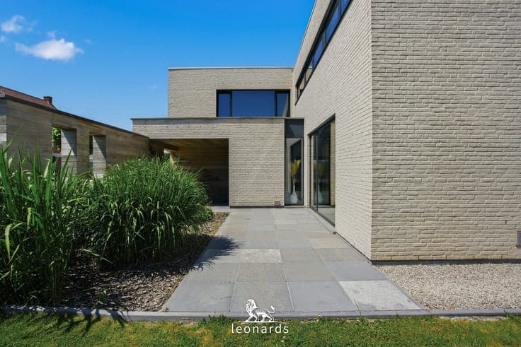 Modern villa with 4 bedrooms and open countryside views