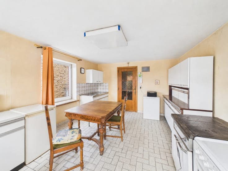 House with garden, garage and parking spaces in Saint-Hubert
