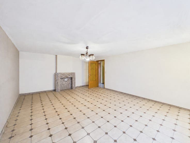 House with garden, garage and parking spaces in Saint-Hubert