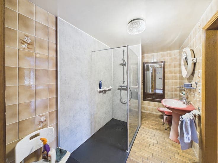 House with garden, garage and parking spaces in Saint-Hubert