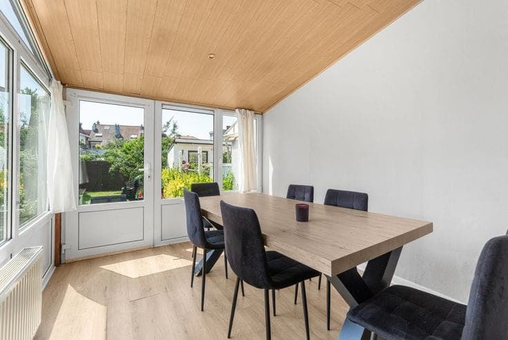 Spacious family home with a sunny south-facing garden near …