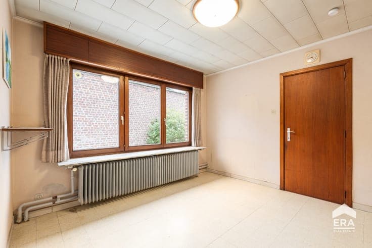 Solid home with 4 bedrooms, garage and garden near Aalst