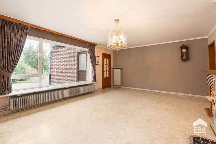 Solid home with 4 bedrooms, garage and garden near Aalst