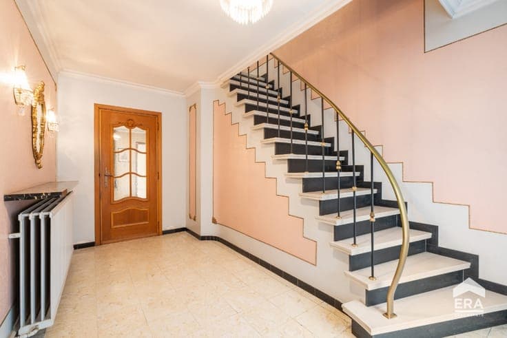 Solid home with 4 bedrooms, garage and garden near Aalst