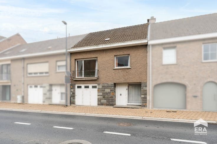 Solid home with 4 bedrooms, garage and garden near Aalst