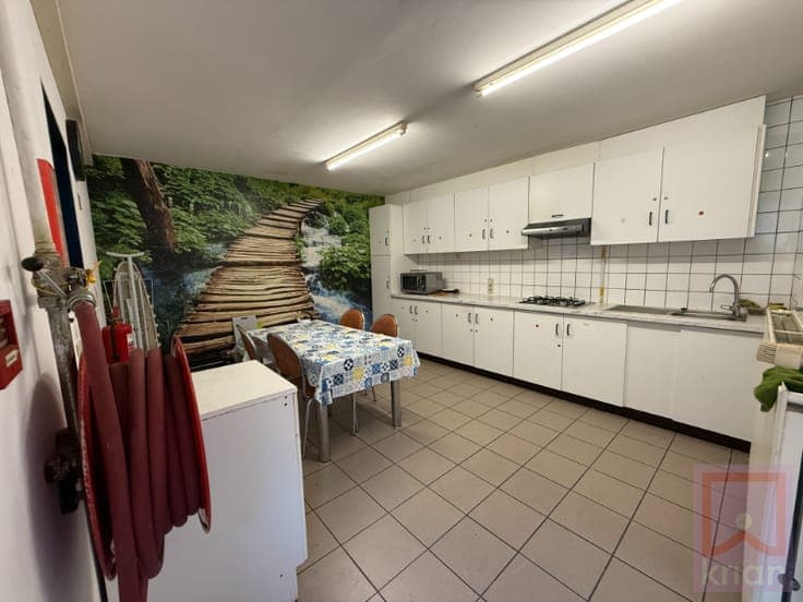 Gebouw met 11 kamerwoningen, centrum Geel op 8a66.