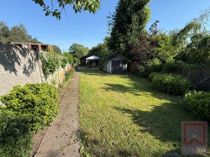 Gebouw met 11 kamerwoningen, centrum Geel op 8a66.