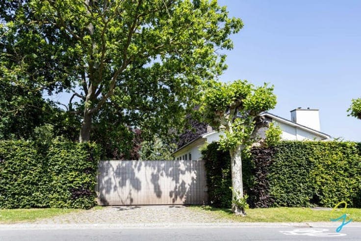 Move-in ready detached home in a green and peaceful setting