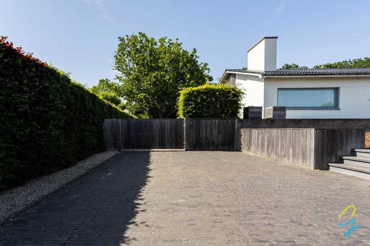 Move-in ready detached home in a green and peaceful setting