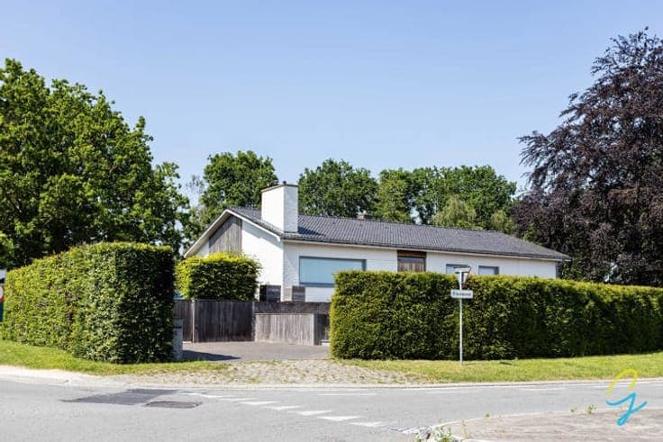Move-in ready detached home in a green and peaceful setting