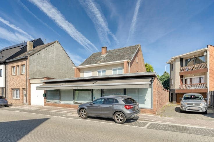 House with commercial space in Denderleeuw