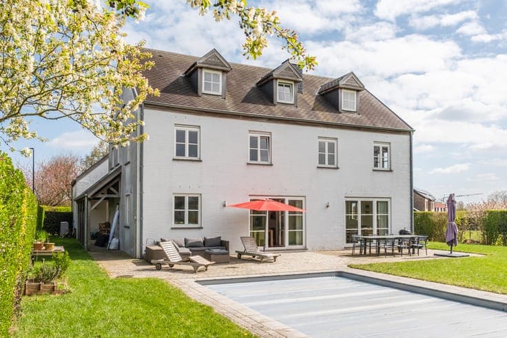 Stunning Volumes, Cottage Spirit & Open Views