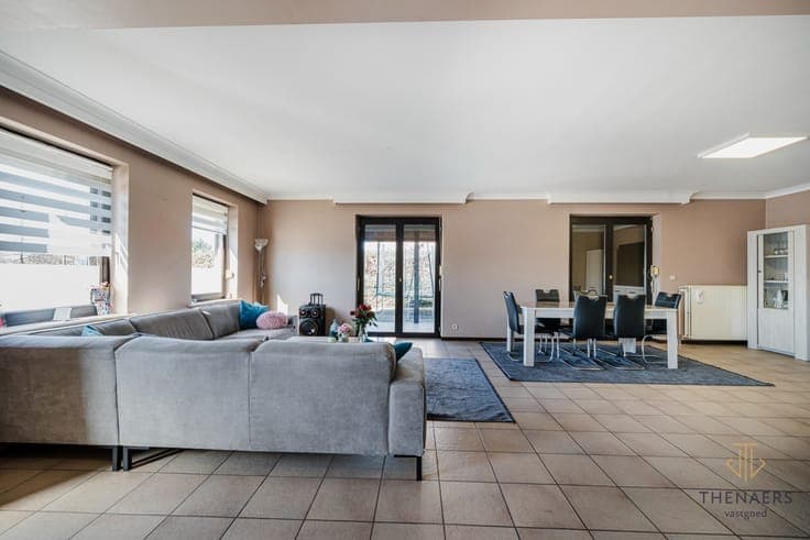 Ruime woning met tal van mogelijkheden op een strategisch...