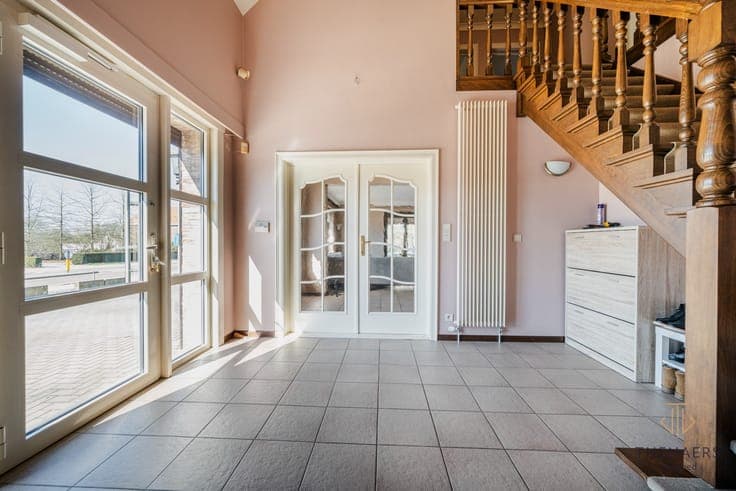 Ruime woning met tal van mogelijkheden op een strategisch...