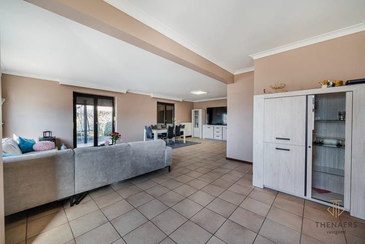 Ruime woning met tal van mogelijkheden op een strategisch...