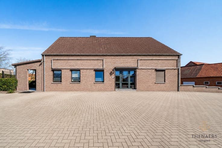Ruime woning met tal van mogelijkheden op een strategisch...