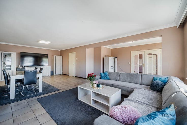 Ruime woning met tal van mogelijkheden op een strategisch...