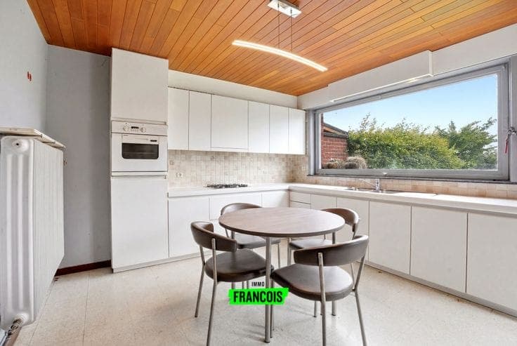 Semi-detached house with 2 garages in Poperinge