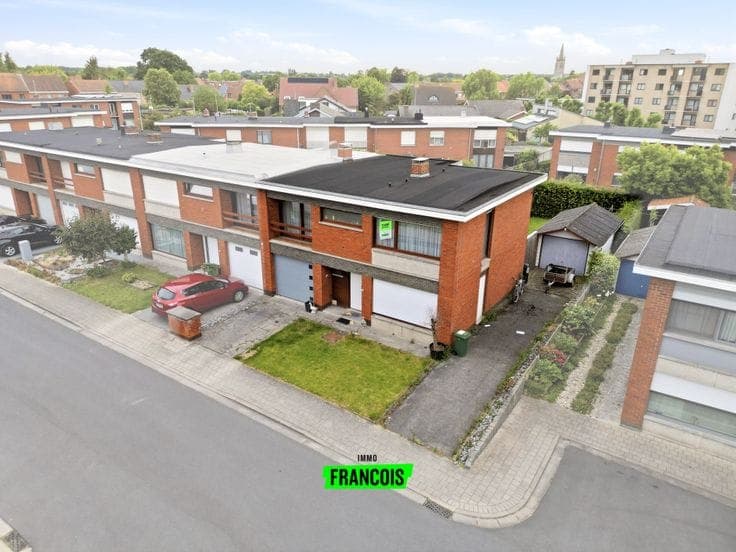 Semi-detached house with 2 garages in Poperinge