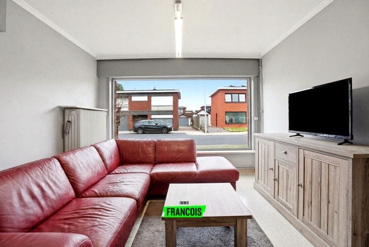 Semi-detached house with 2 garages in Poperinge