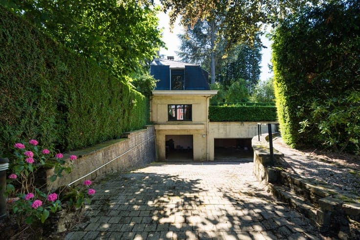 Villa (6bd, 4ba) with garden and garages