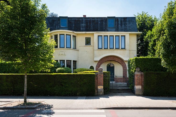 Villa (6bd, 4ba) with garden and garages