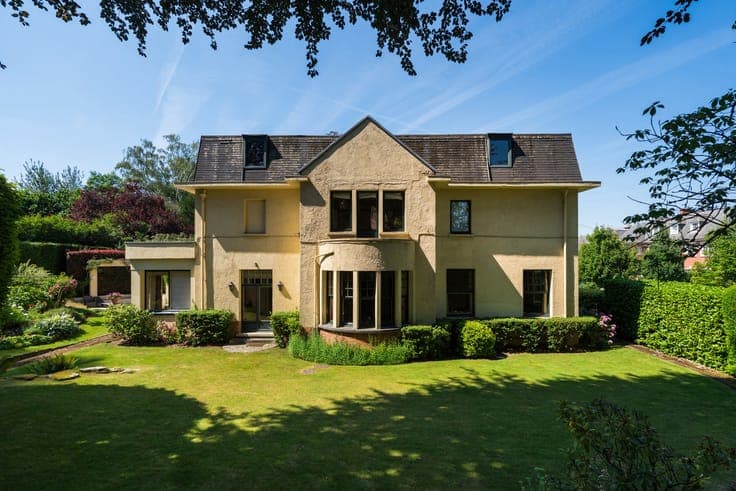 Villa (6bd, 4ba) with garden and garages