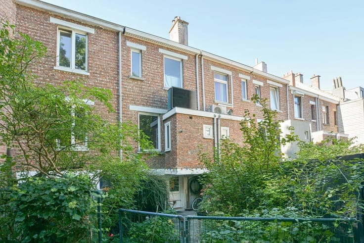 2 bedroom house + courtyard/garden