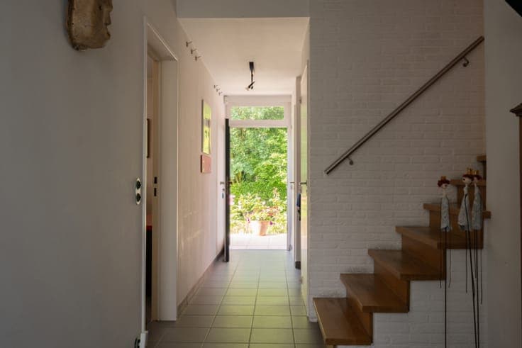Architectural home in a quiet, green neighbourhood