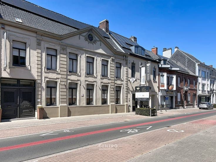 Prachtig herenhuis (5 slpks.) met parkeerterrein en 3 rui...