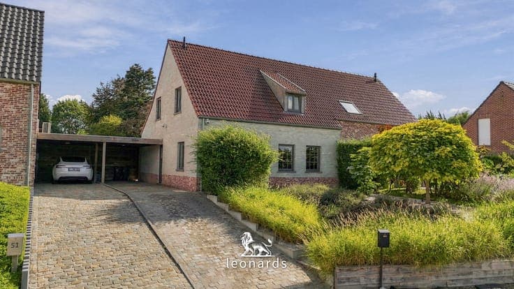 Recent semi-detached home in rural Ooike