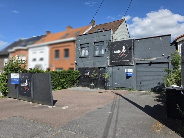 Commercial property - excellent visibility - along an acces