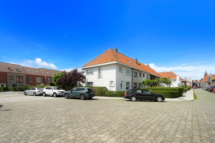 Hoekwoning met garage en zonnige tuin in het centrum van ...