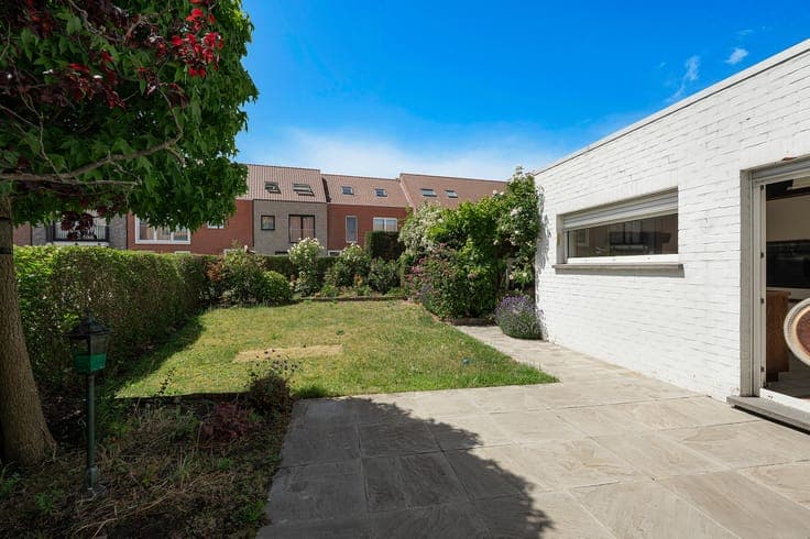 Hoekwoning met garage en zonnige tuin in het centrum van ...