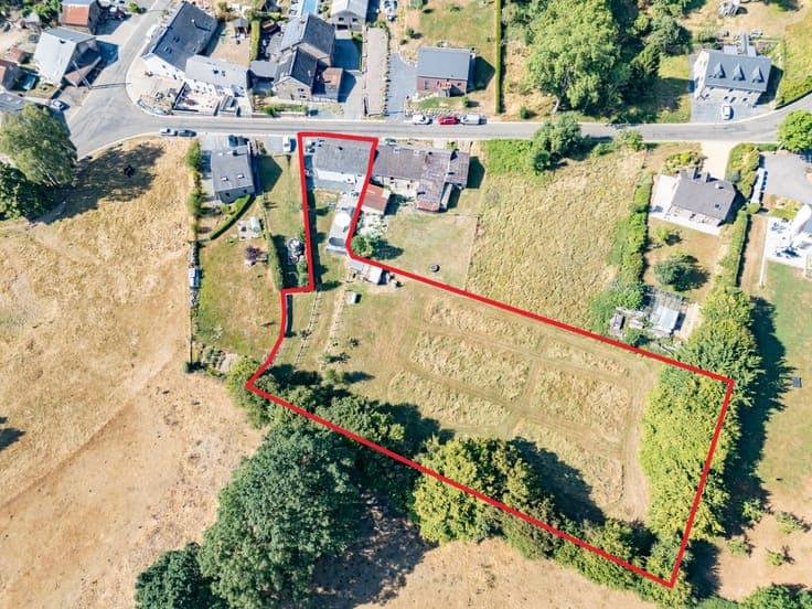 Three-sided house with large plot in Dinez