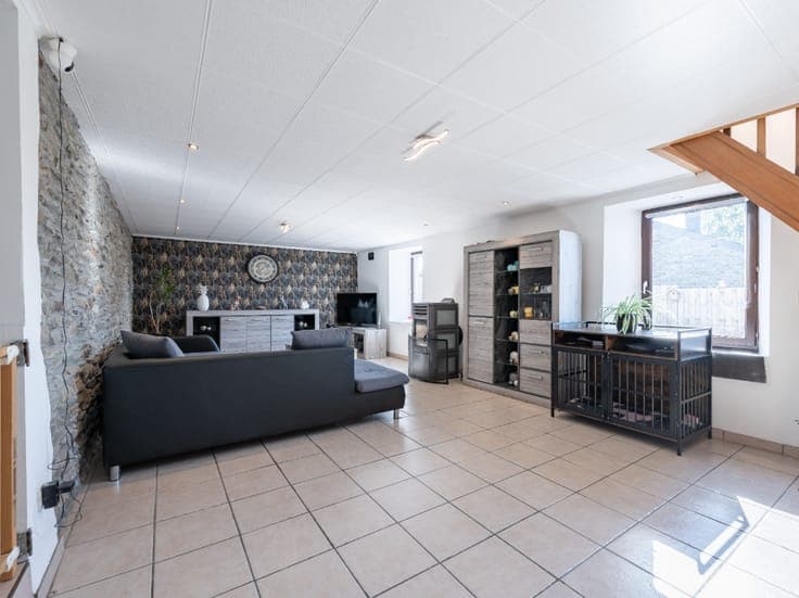Three-sided house with large plot in Dinez