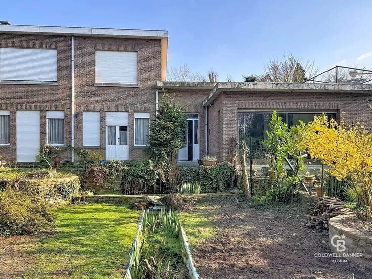 House (approx. 224 m²) in need of complete renovation / Diew