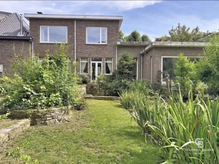 House (approx. 224 m²) in need of complete renovation / Diew