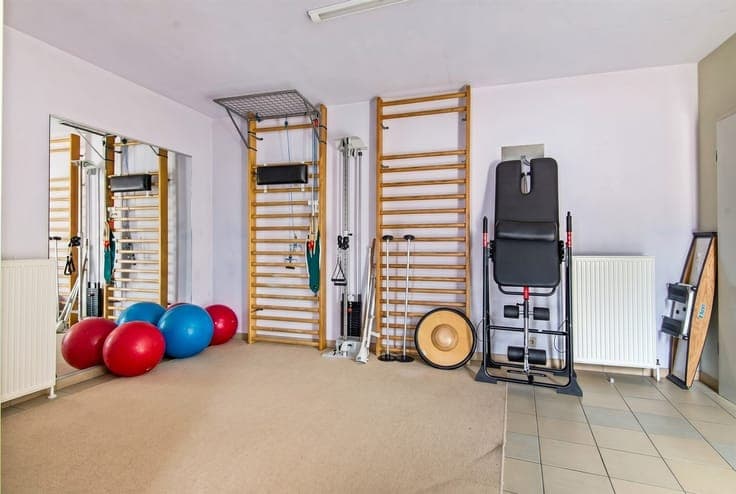 Ruime woning met praktijkruimte, garage en tuin