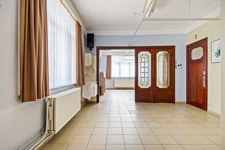 Ruime woning met praktijkruimte, garage en tuin