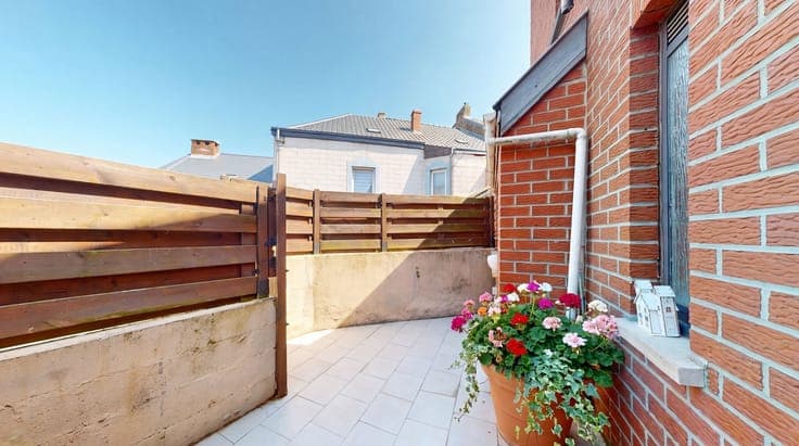 Belle maison deux chambres avec petite terrasse.
