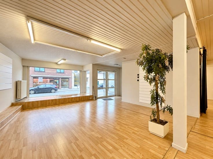 Te koop, Veelzijdig handelspand (150m²) met ruim appartem...