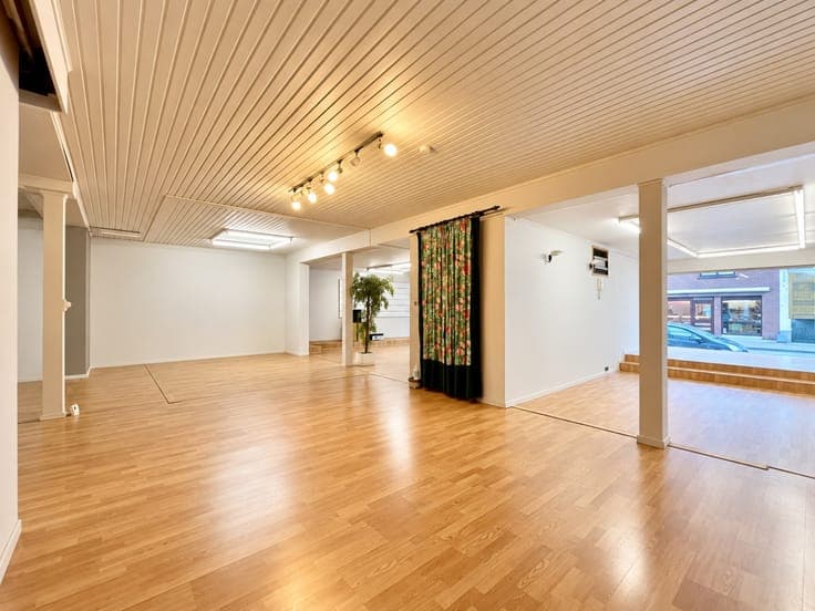 Te koop, Veelzijdig handelspand (150m²) met ruim appartem...
