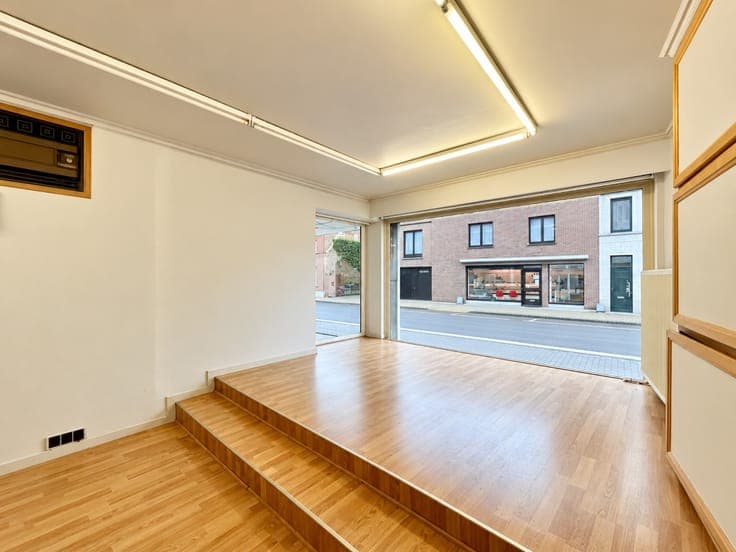 Te koop, Veelzijdig handelspand (150m²) met ruim appartem...