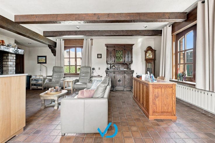 Villa met loods, 17 garages en uitzonderlijk investerings...