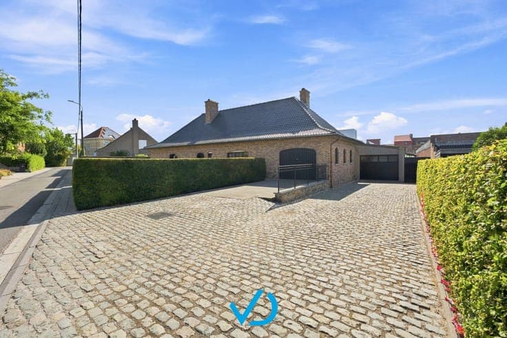 Villa met loods, 17 garages en uitzonderlijk investerings...