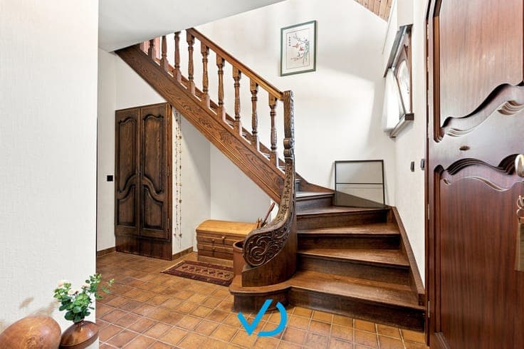Villa met loods, 17 garages en uitzonderlijk investerings...